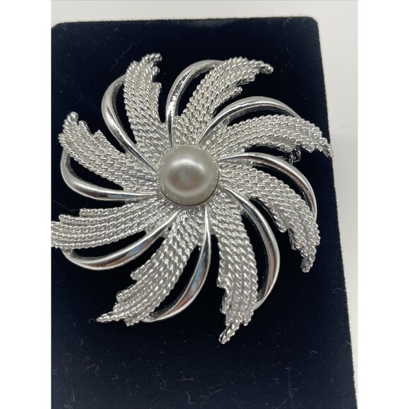 Sarah Coventry Vintage Silver Faux Pearl Pinwheel Brooch Excellant Condition - Picture 2 of 5